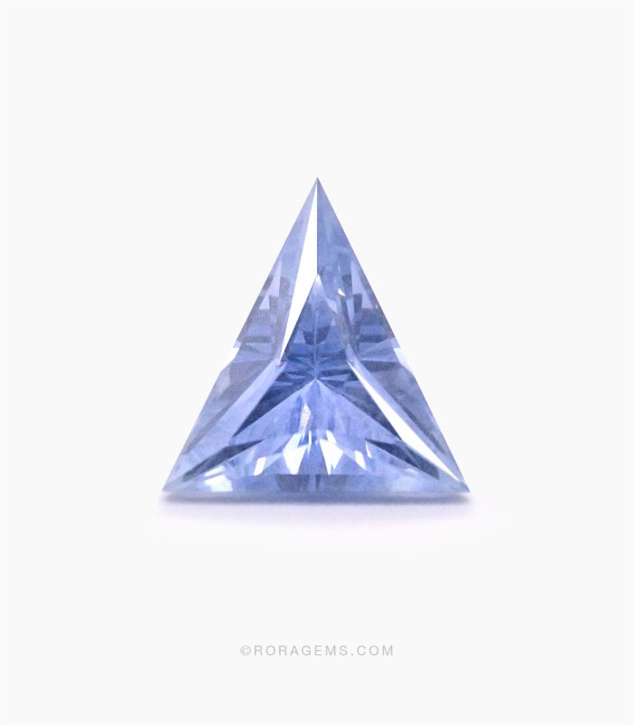 A natural 4 carat Ceylon blue sapphire (蓝宝石), ideal for elegant fine jewelry in the USA – untreated and precision cut.