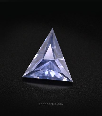 Modern triangle cut “الصفير الأزرق”, natural Ceylon gem, 4 carat weight – ideal for contemporary global jewelry design.