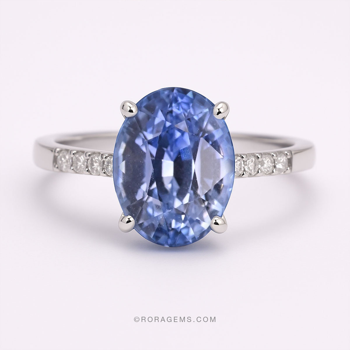 Ceylon blue sapphire saphir bleu blauer Saphir oval for sale in Germany and France collector markets – Rora gem